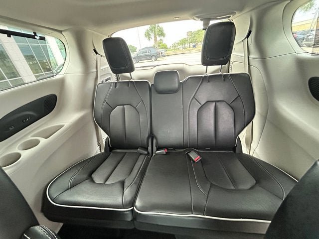 Used 2024 Chrysler Pacifica Limited w/ Uconnect Theater Family Group image 7