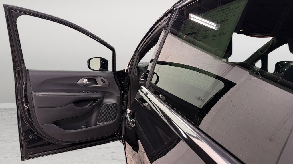 Used 2025 Chrysler Pacifica Select FWD image 14