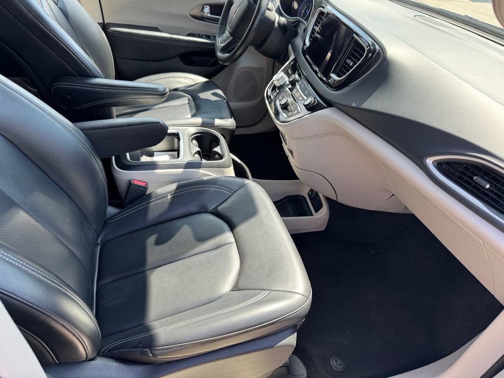 Used 2023 Chrysler Pacifica Touring-L FWD image 3