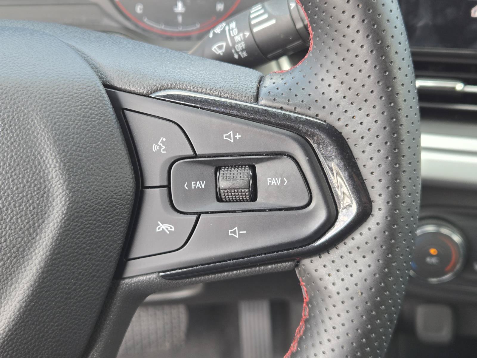 Used 2024 Chevrolet Trax RS w/ Sunroof Package FWD image 17