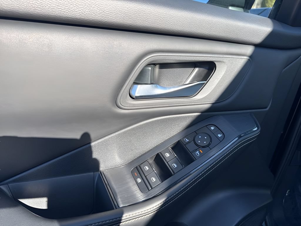 Used 2024 Nissan Rogue SV AWD/4WD image 23