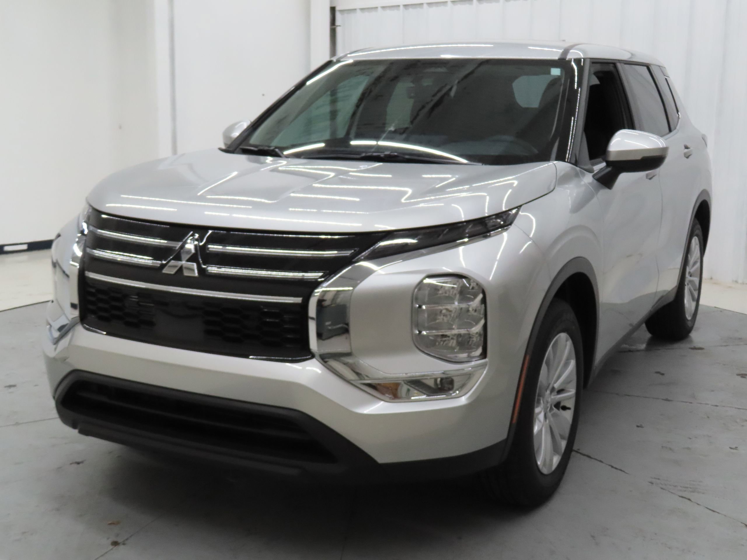 New 2026 Mitsubishi Outlander ES image 7