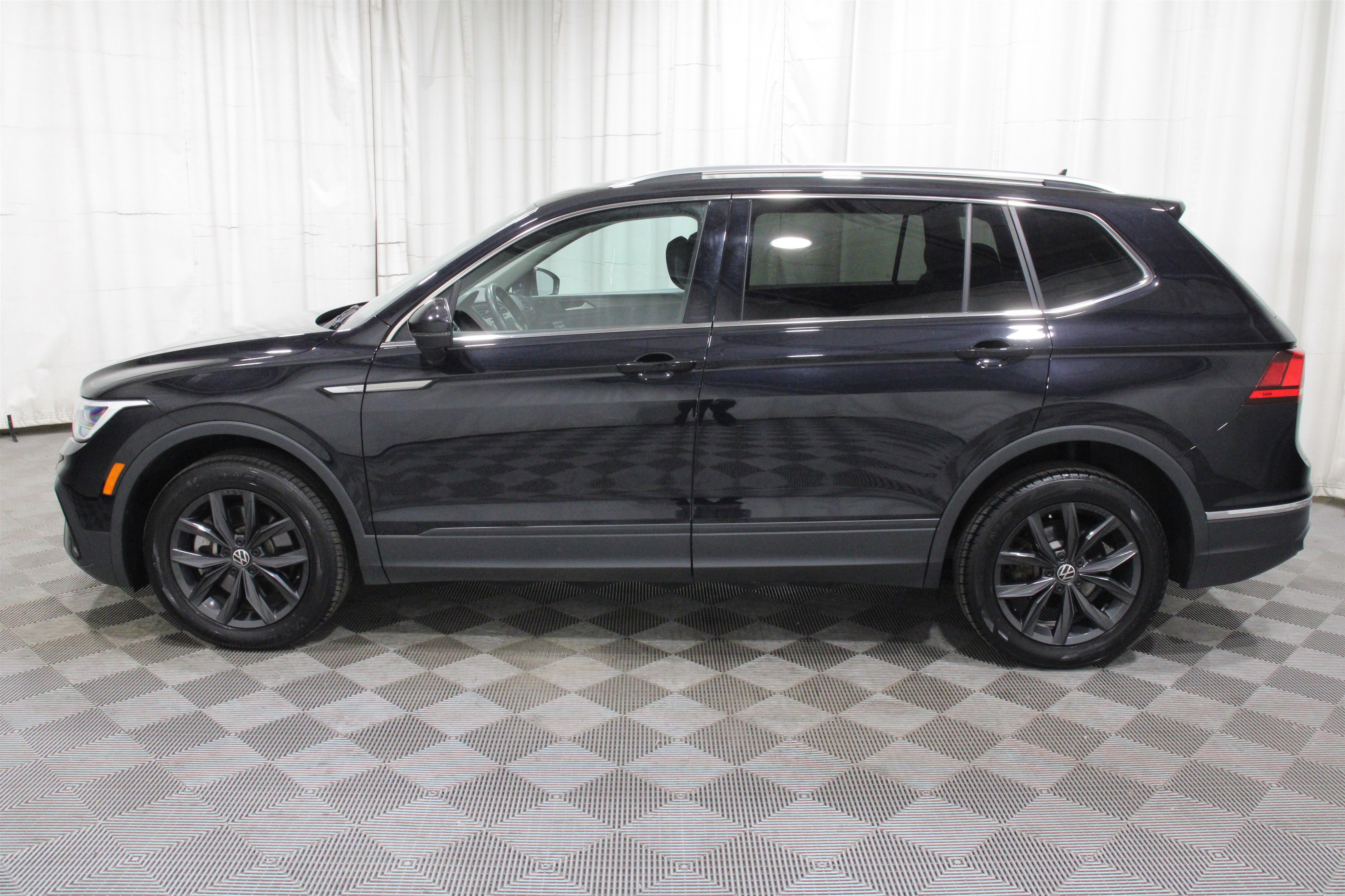 Used 2024 Volkswagen Tiguan SE image 35