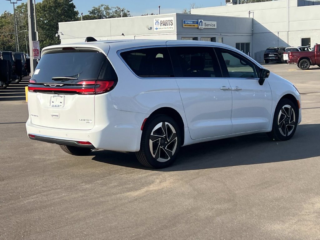 New 2027 Chrysler Pacifica Limited AWD/4WD image 6