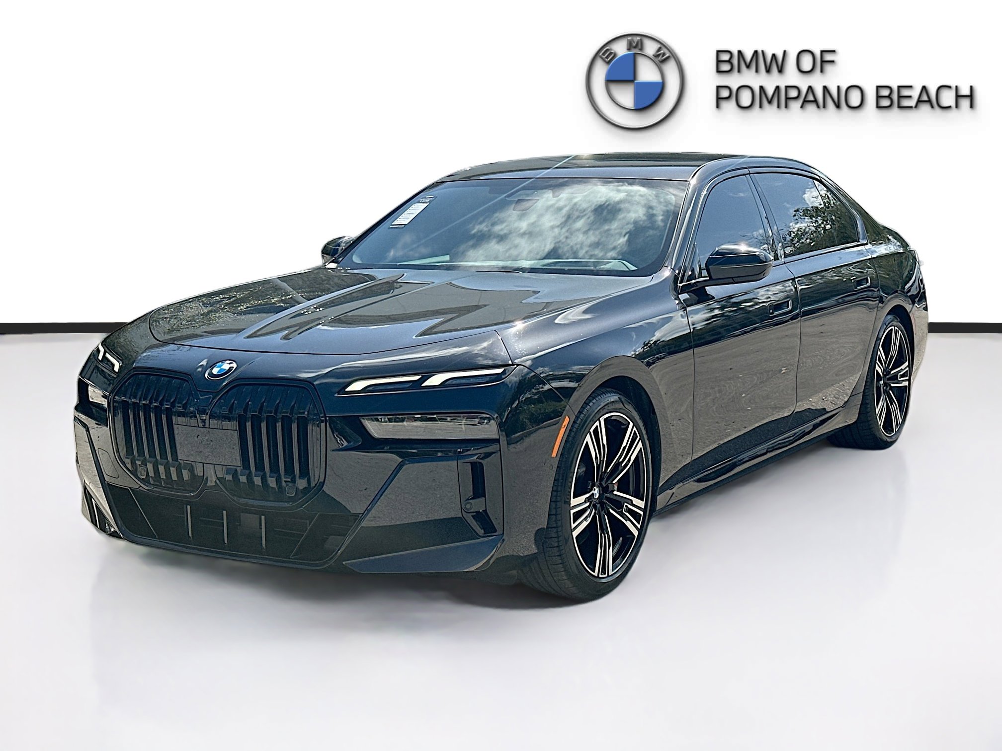 Used 2023 BMW 760i xDrive image 3