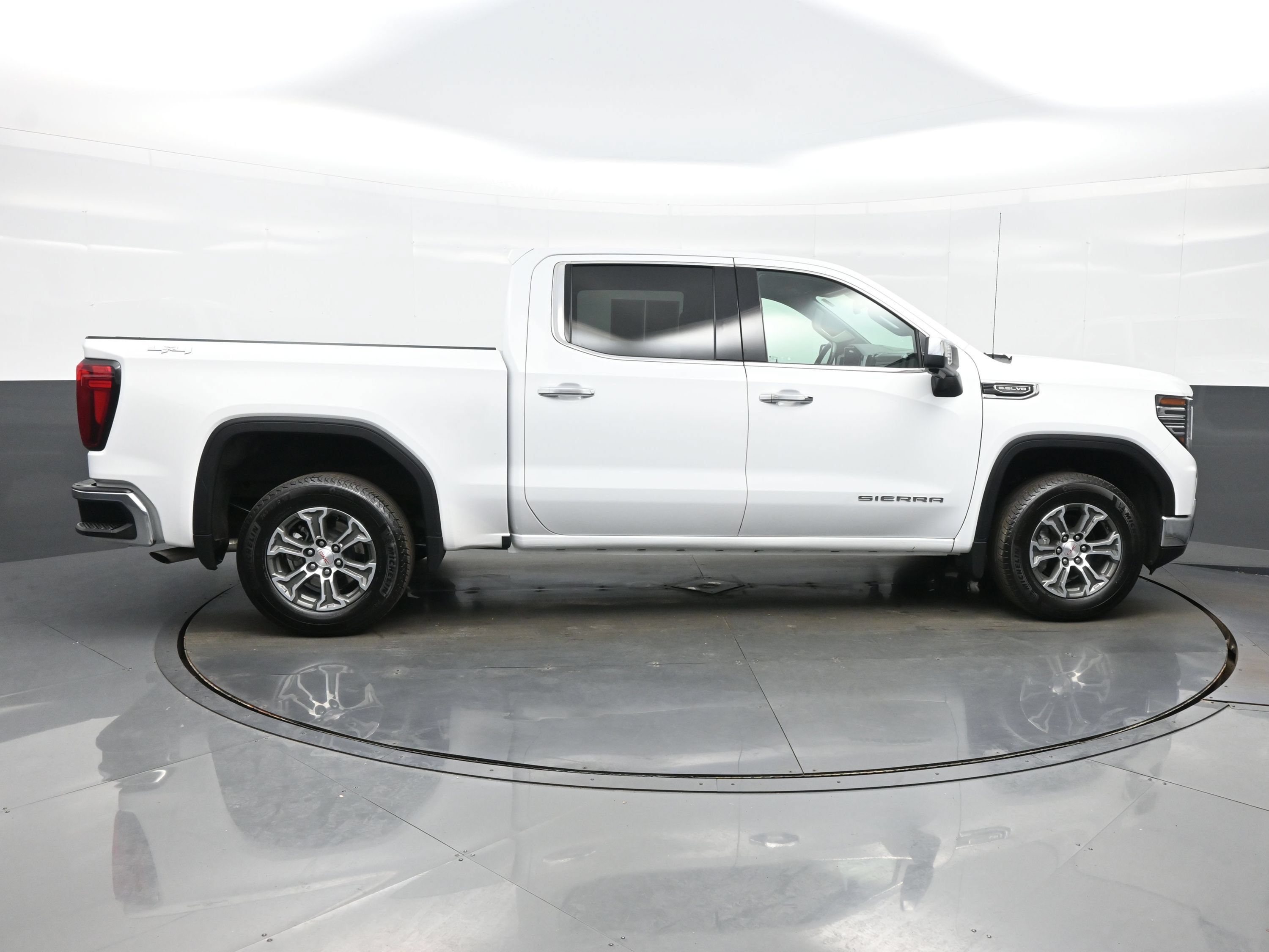 Used 2025 GMC Sierra 1500 SLT AWD/4WD image 7