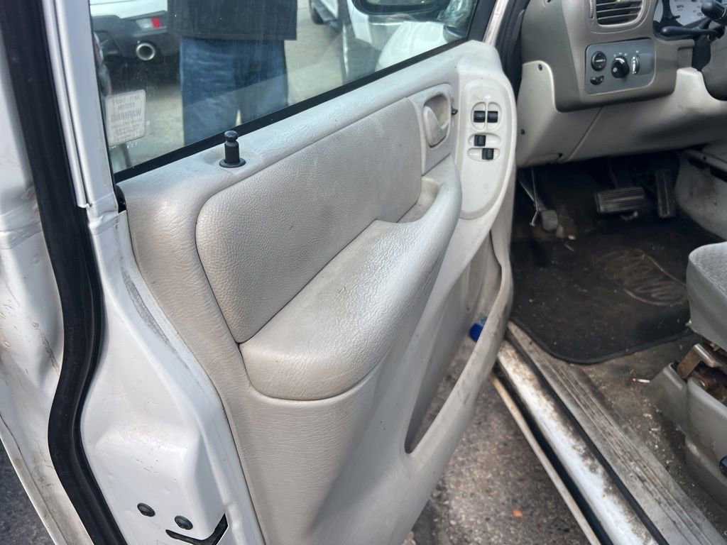 Used 2006 Chrysler Town & Country w/ Popular Equipment Group I FWD image 31