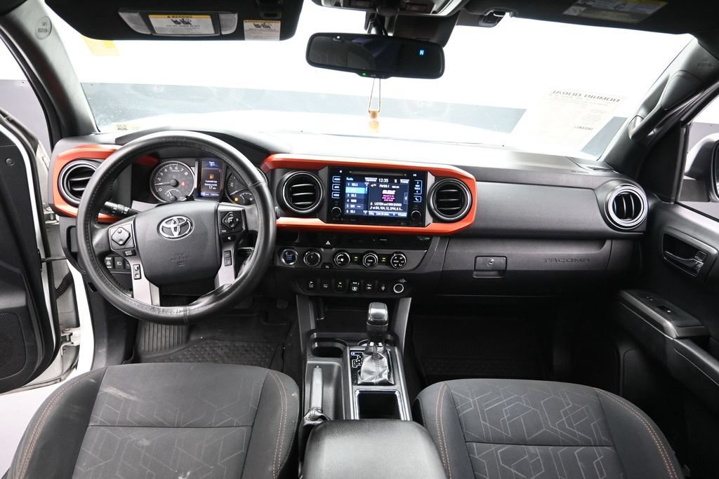 Used 2018 Toyota Tacoma TRD Off-Road w/ Technology Package AWD/4WD image 19