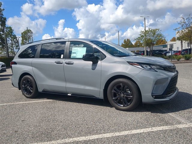 New 2026 Toyota Sienna XSE image 2
