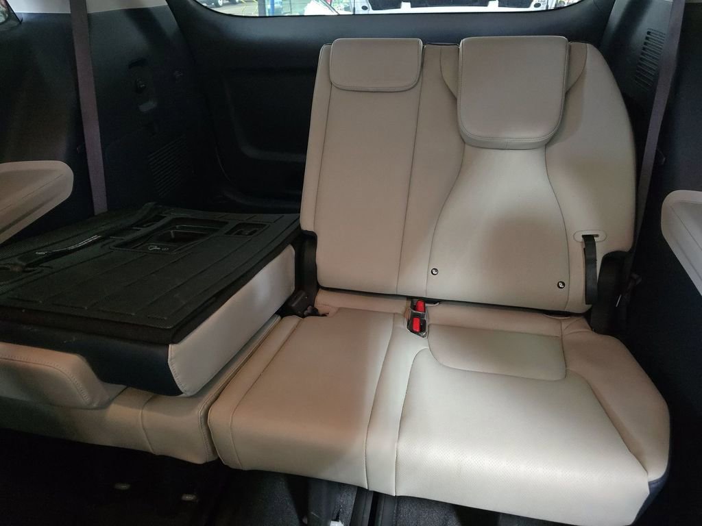Used 2025 Kia Carnival EX image 6