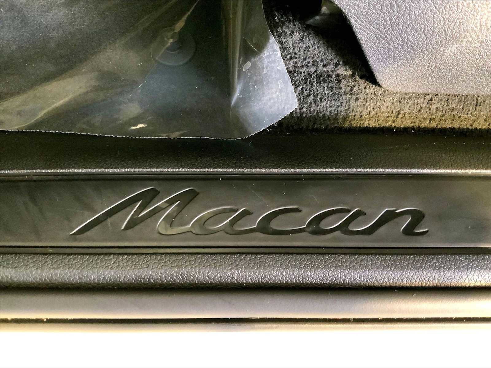 Certified 2023 Porsche Macan AWD/4WD image 19