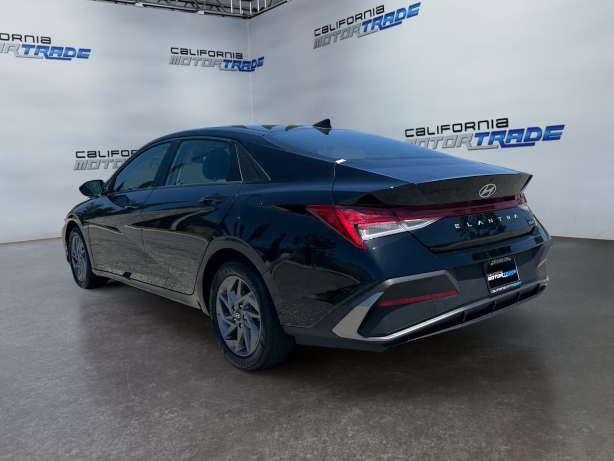 Used 2024 Hyundai Elantra Blue FWD image 7