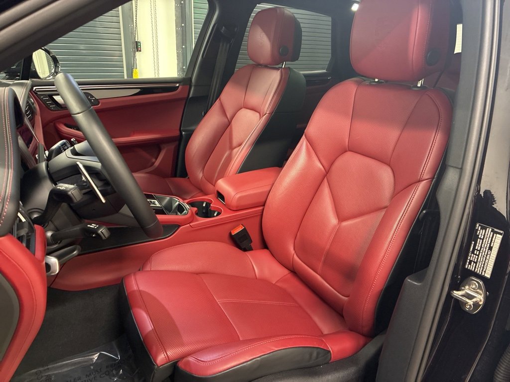 Certified 2025 Porsche Macan image 5