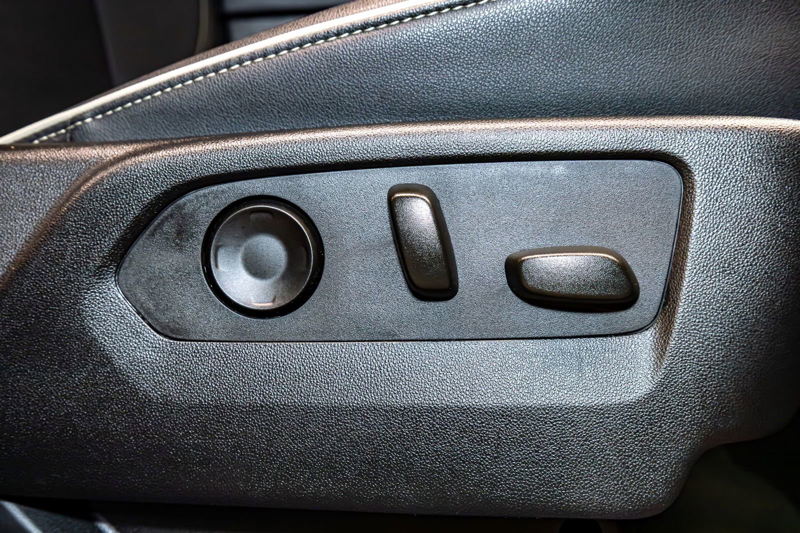 Used 2024 GMC Yukon XL SLT w/ SLT Luxury Package image 27