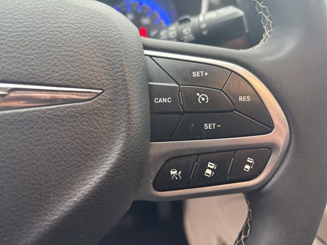 Used 2023 Chrysler Pacifica Limited image 16