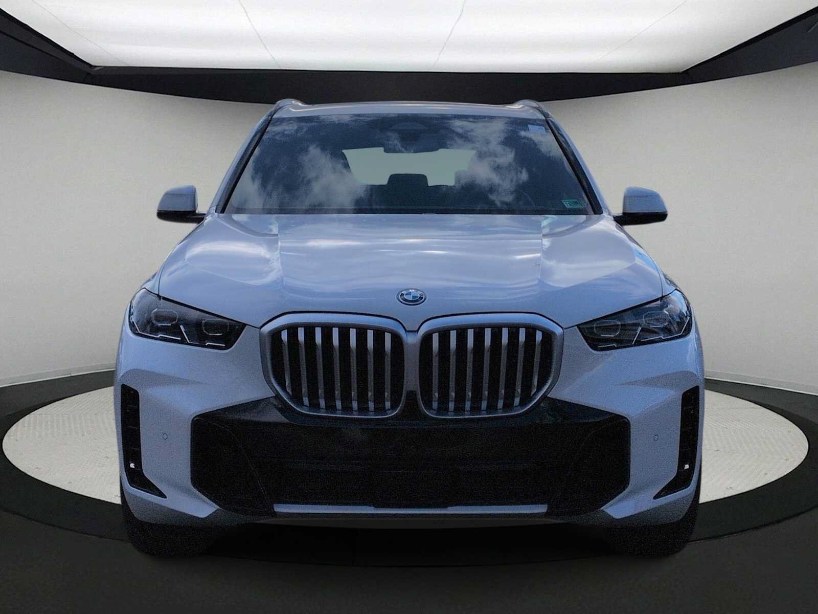 Used 2026 BMW X5 xDrive50e w/ M Sport Package AWD/4WD image 3