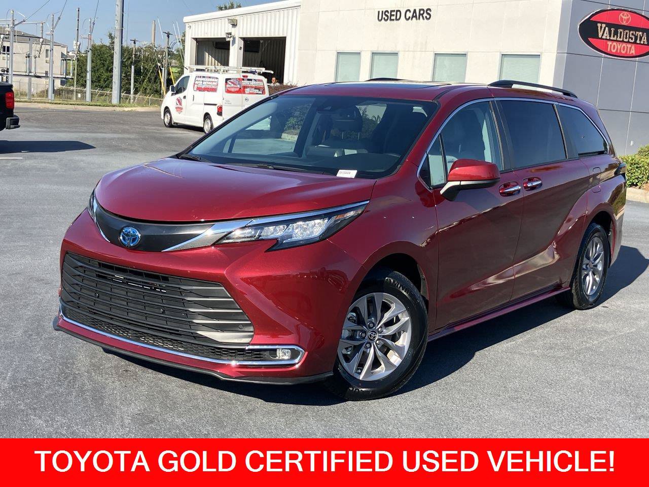 Certified 2023 Toyota Sienna XLE FWD image 1
