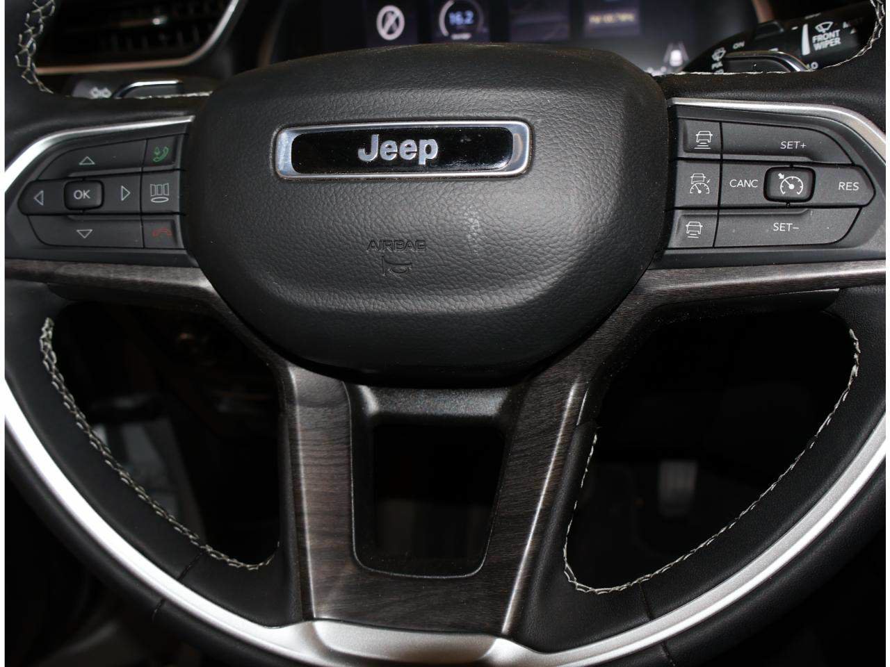 Used 2025 Jeep Grand Cherokee Limited w/ Luxury Tech Group II RWD image 19