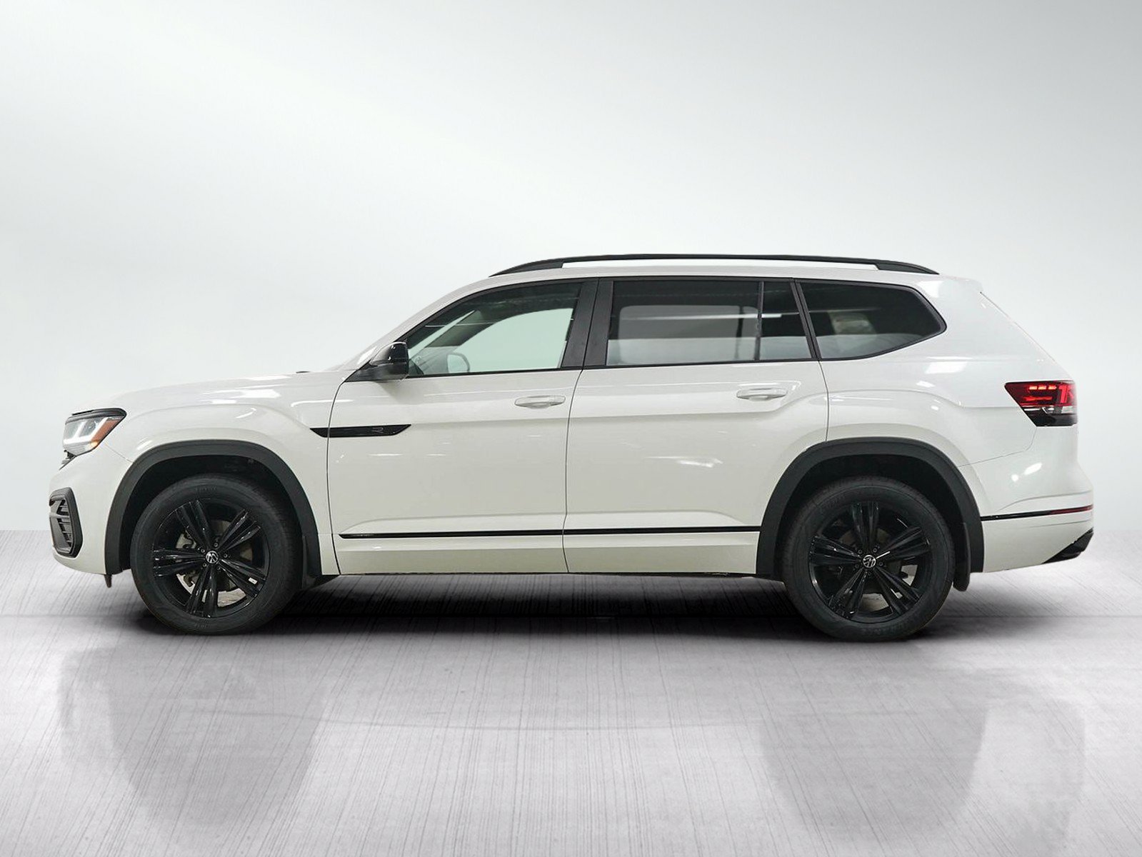 Used 2022 Volkswagen Atlas SEL R-Line AWD/4WD image 2