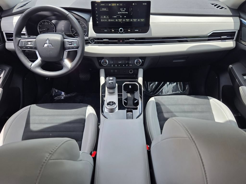Used 2025 Mitsubishi Outlander SE FWD image 13