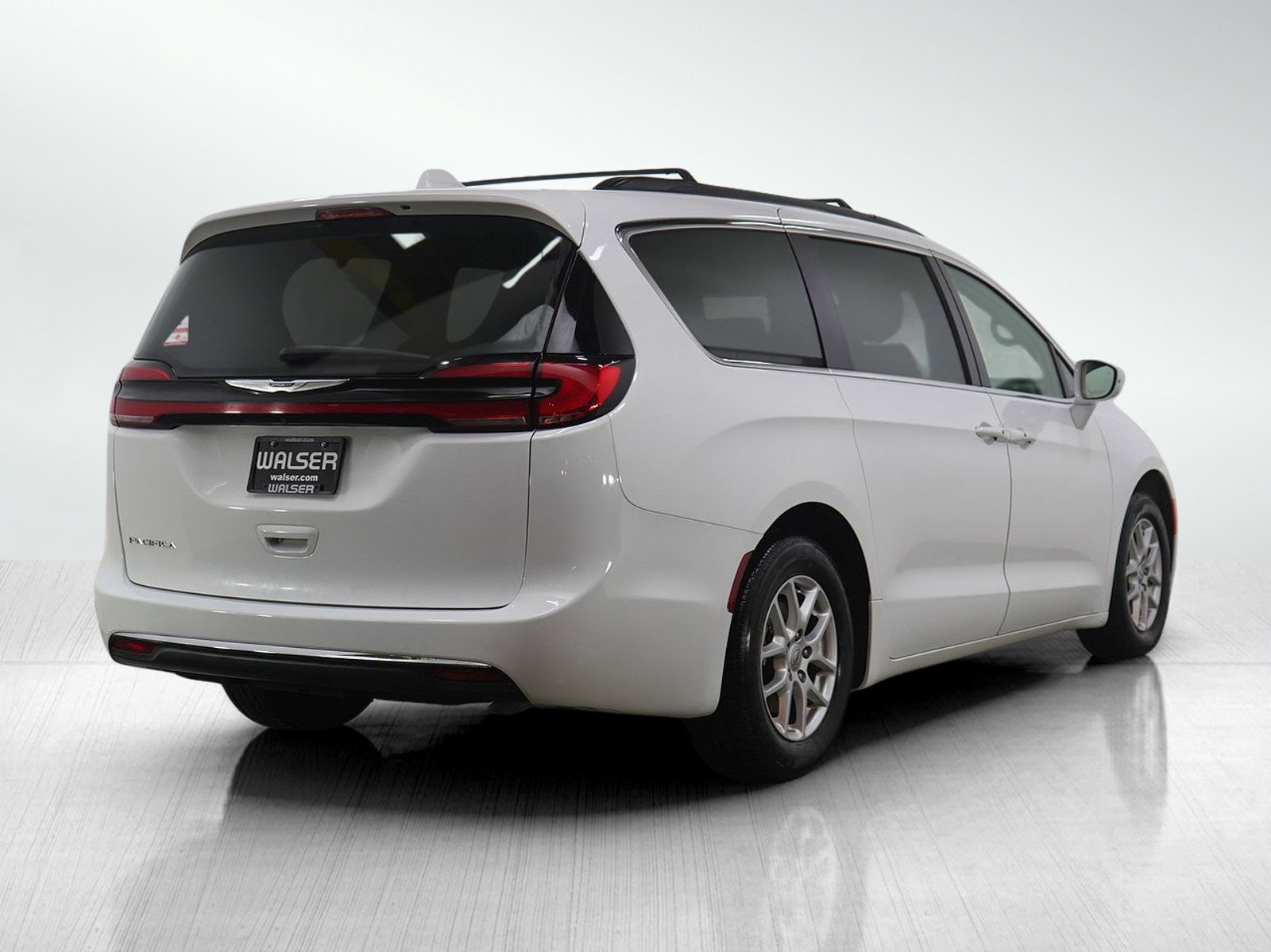Used 2022 Chrysler Pacifica Touring-L image 5