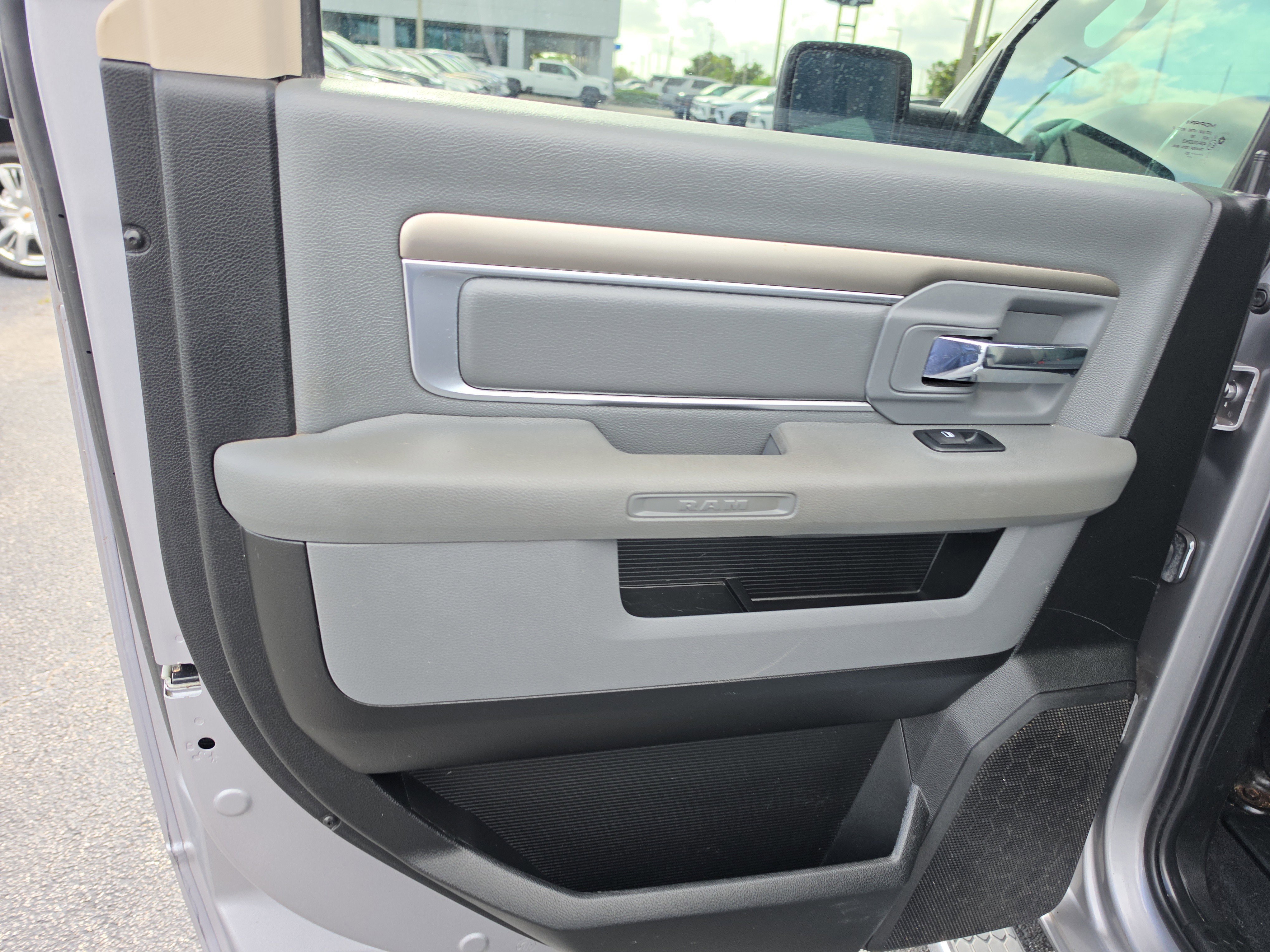 Used 2020 RAM 1500 Classic SLT w/ Luxury Group RWD image 12