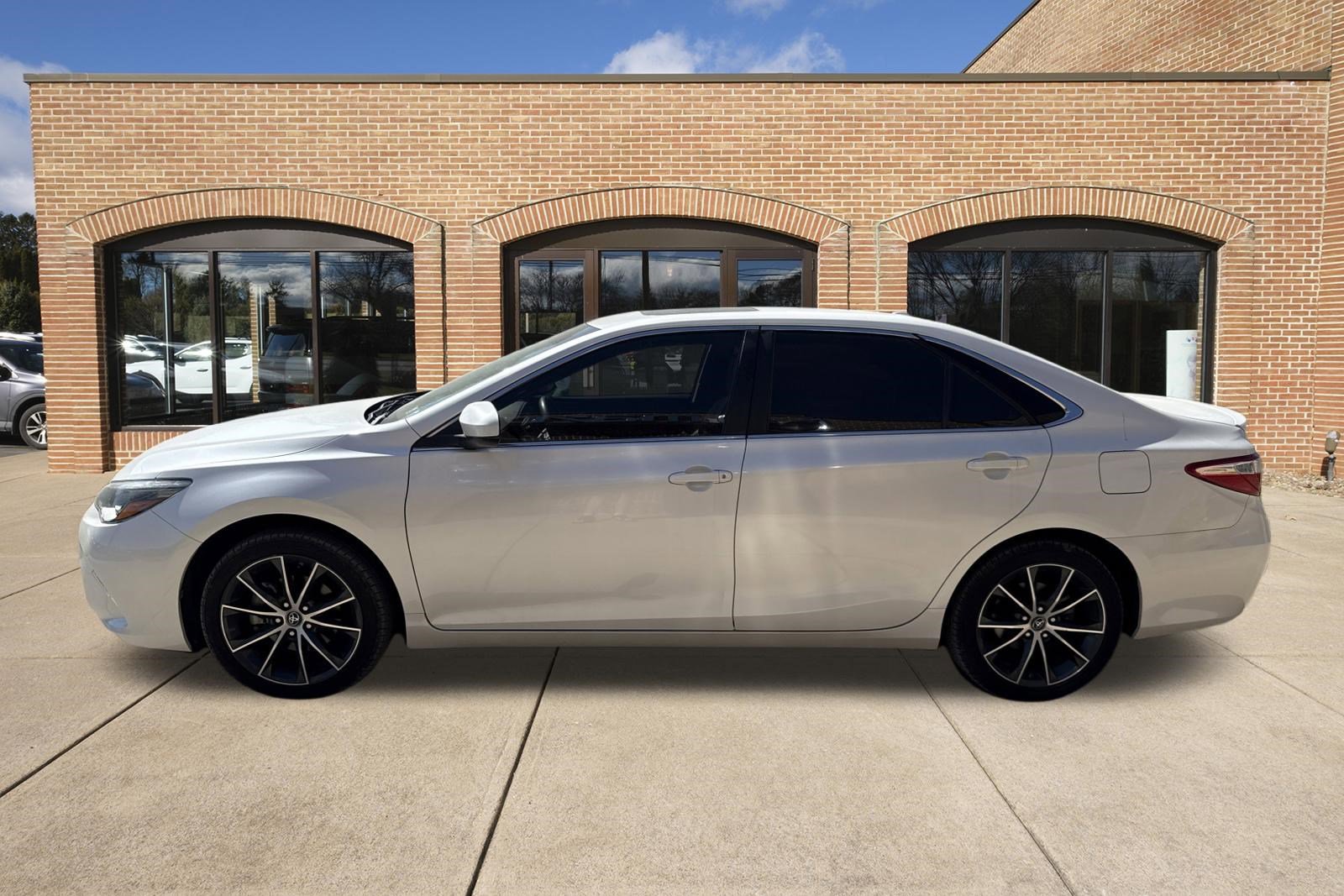 Used 2016 Toyota Camry XSE FWD image 6