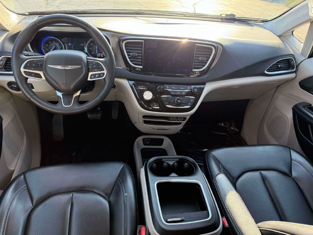 Used 2023 Chrysler Pacifica Touring-L FWD image 3