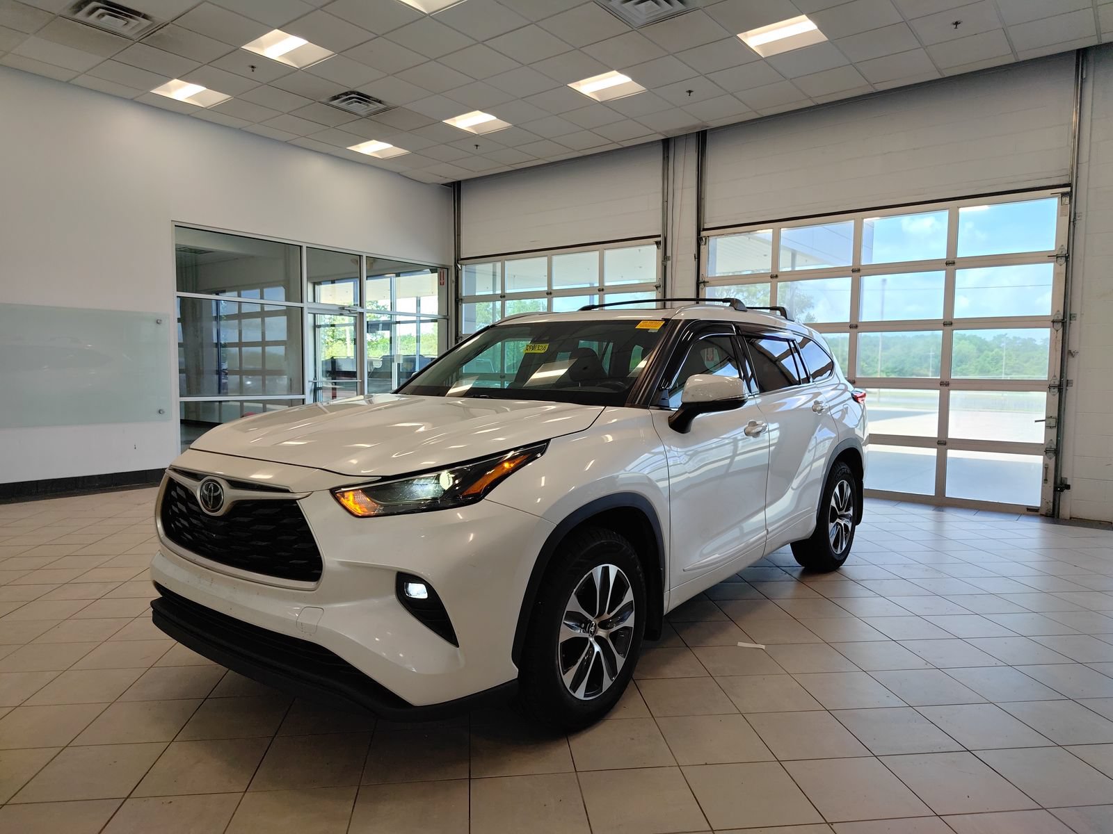 Used 2022 Toyota Highlander XLE AWD/4WD image 6