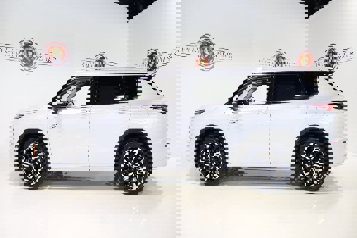 Used 2024 Mitsubishi Outlander 4WD Plug-In Hybrid image 34