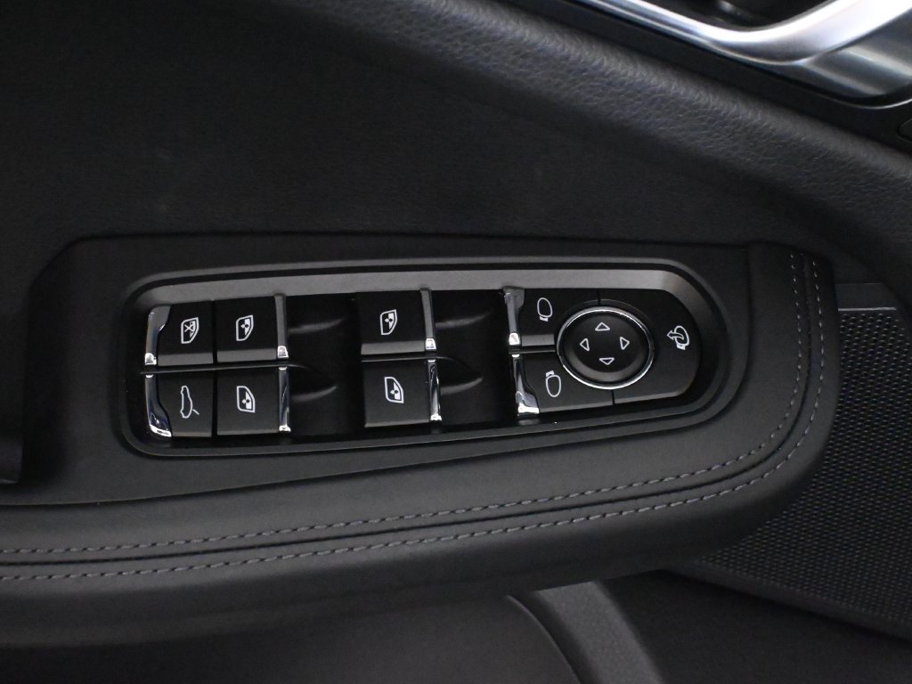 Used 2025 Porsche Macan Turbo AWD/4WD image 34