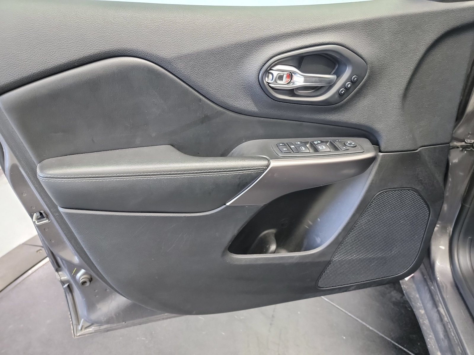 Used 2019 Jeep Cherokee Limited AWD/4WD image 13