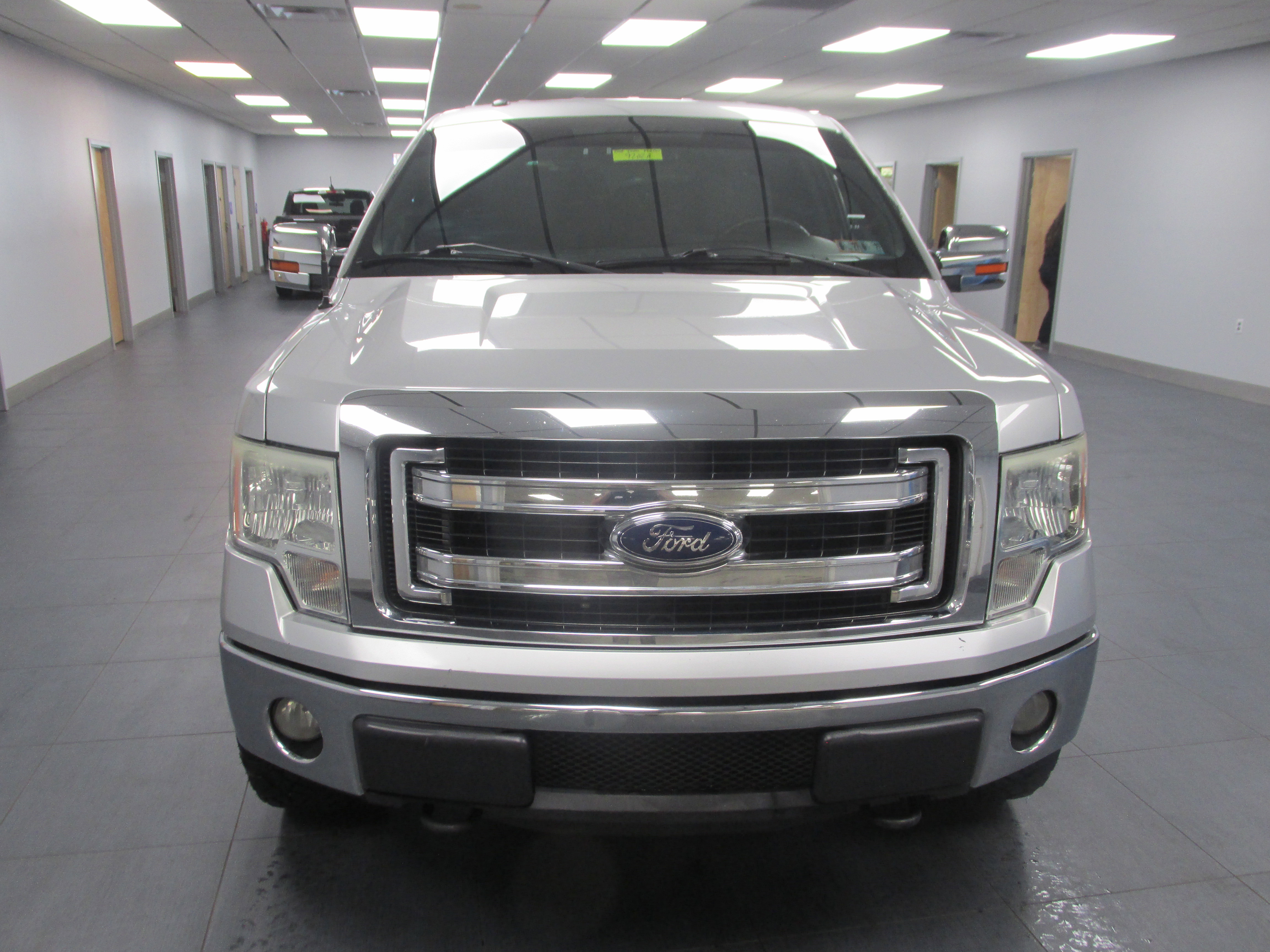 Used 2013 Ford F150 XLT w/ Mid Equipment Group AWD/4WD image 2