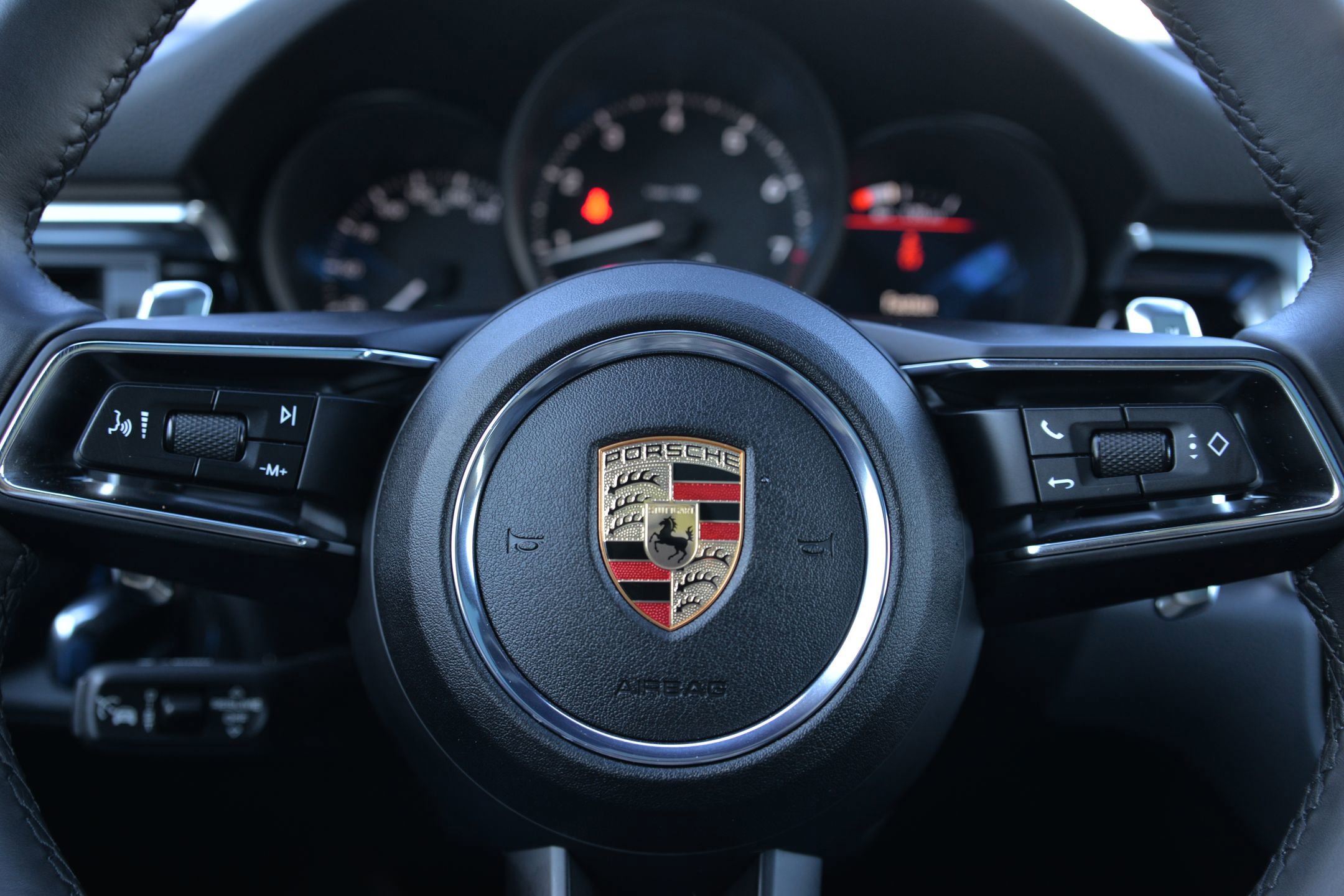 Certified 2025 Porsche Macan image 33