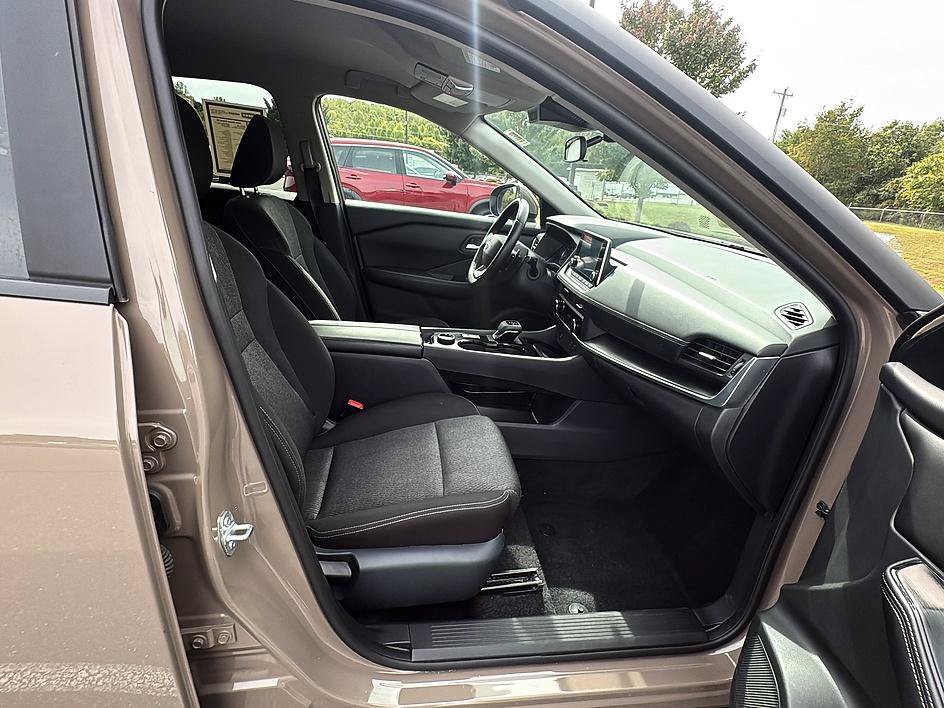 Certified 2025 Nissan Rogue SV AWD/4WD image 24