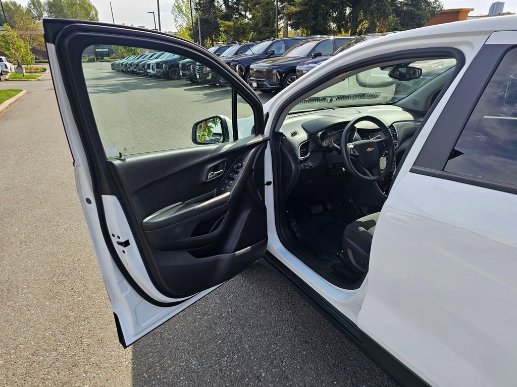 Used 2022 Chevrolet Trax LS w/ Tint and Cruise Package AWD/4WD image 18