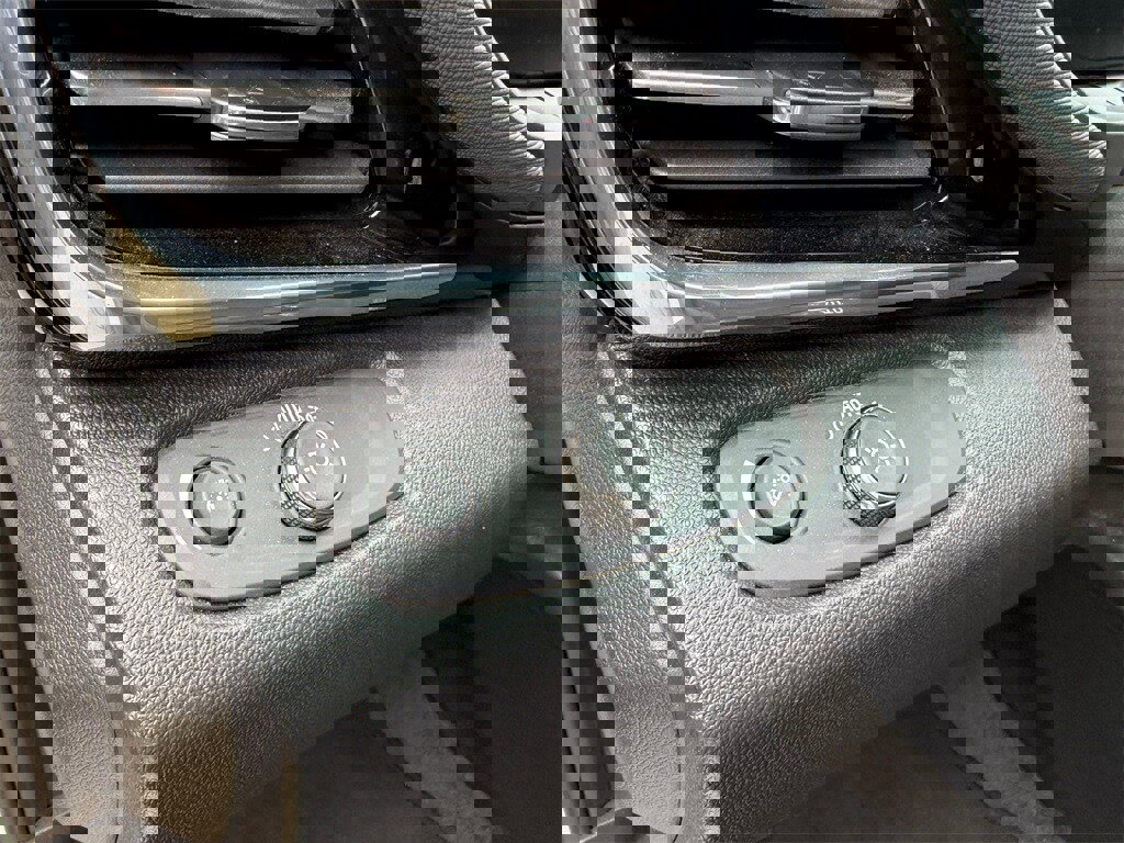 Used 2025 Buick Envista Sport Touring image 16