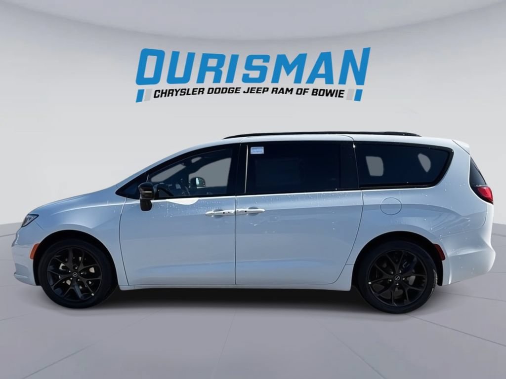 New 2026 Chrysler Pacifica Limited w/ Uconnect Theater Family Group FWD image 3