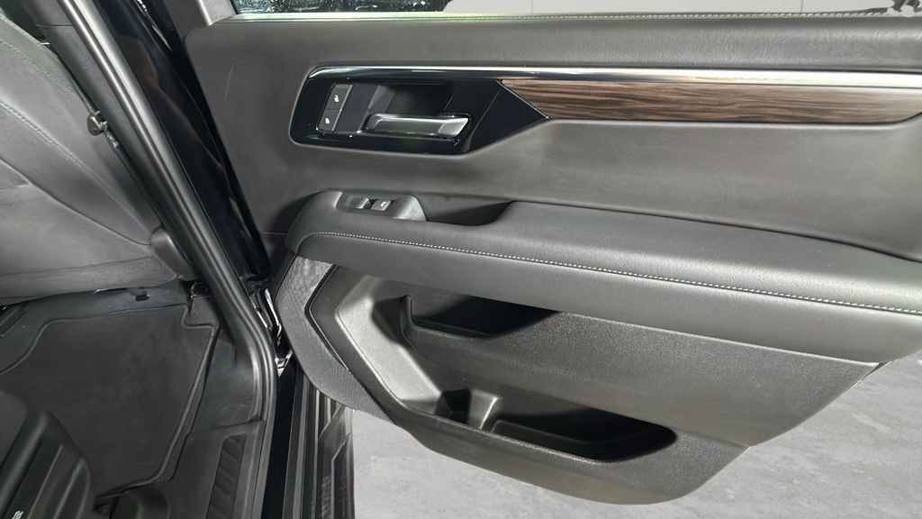 Used 2025 Chevrolet Suburban LS image 36