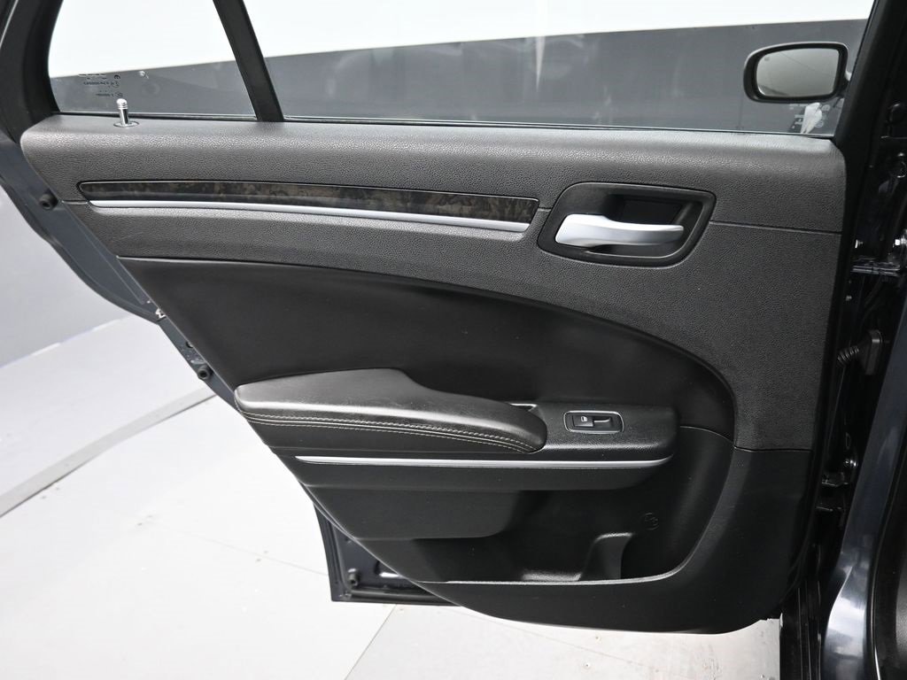 Used 2018 Chrysler 300 Limited image 28