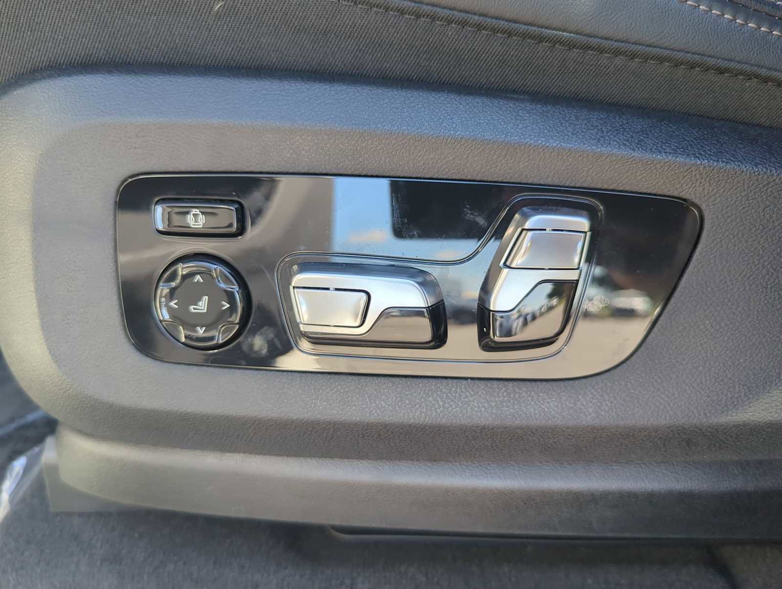 Used 2025 BMW X5 M60i w/ Climate Comfort Package image 17