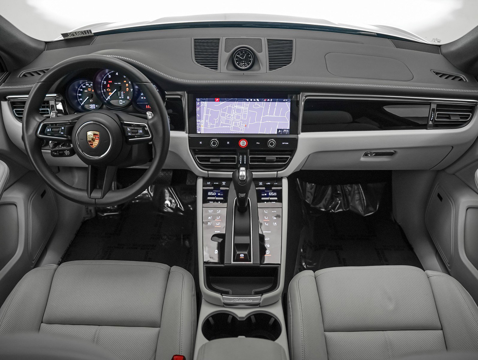 Certified 2025 Porsche Macan image 15