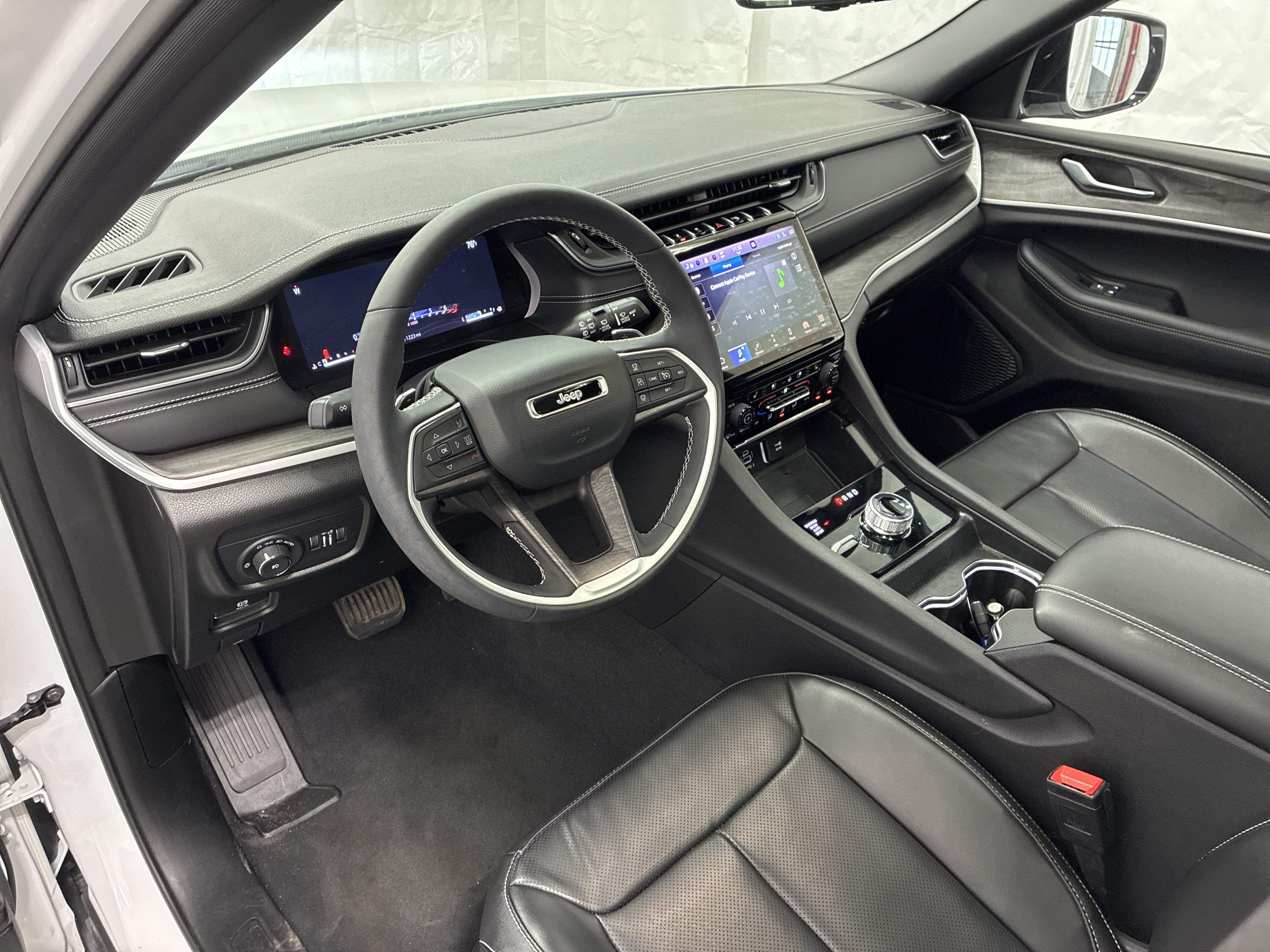 Certified 2024 Jeep Grand Cherokee L Limited w/ Luxury Tech Group II AWD/4WD image 17