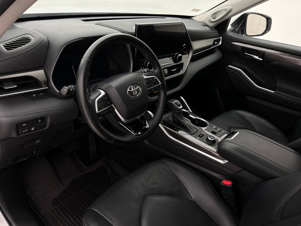 Used 2023 Toyota Highlander Limited image 12