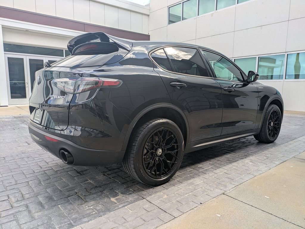 Used 2025 Alfa Romeo Stelvio Sprint w/ Convenience Package AWD/4WD image 5