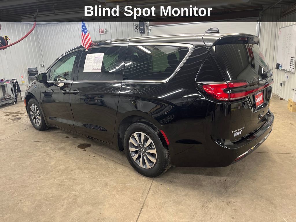 Used 2024 Chrysler Pacifica Select image 3