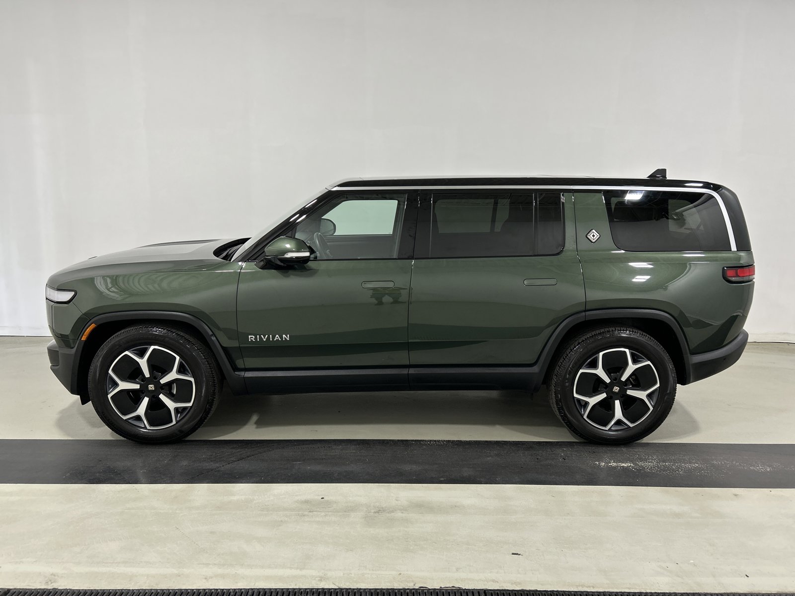 Used 2024 Rivian R1S Adventure AWD/4WD image 2