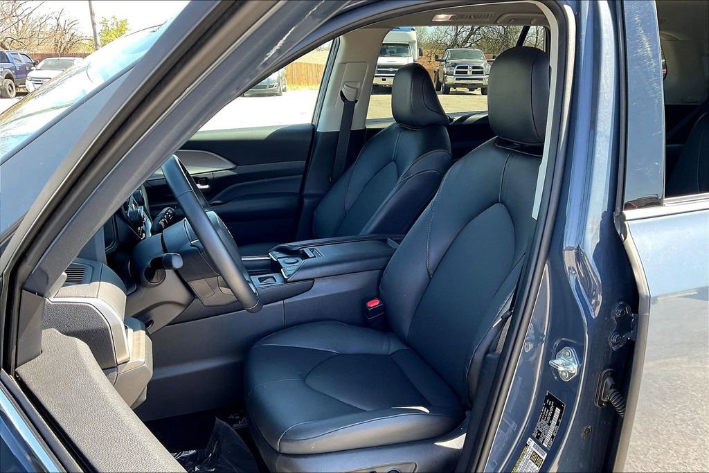 Used 2025 Toyota Grand Highlander AWD image 27