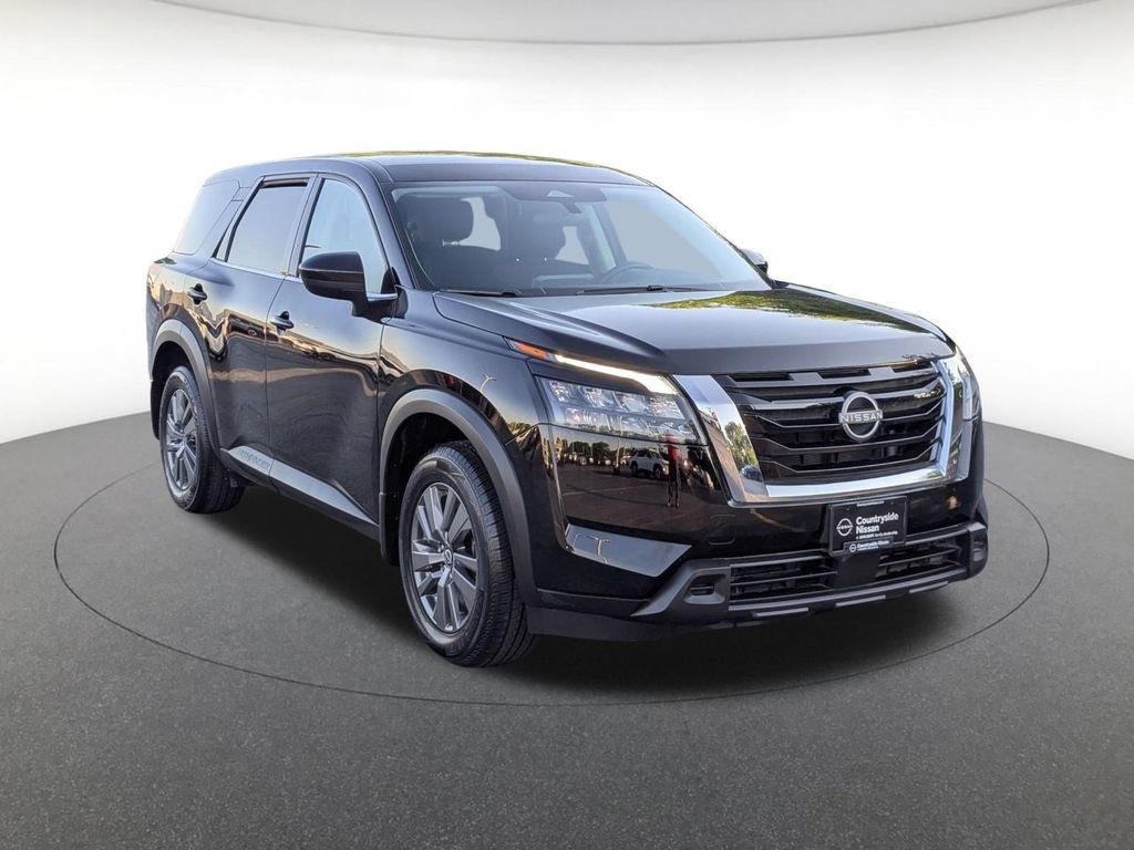 Used 2024 Nissan Pathfinder S FWD image 3