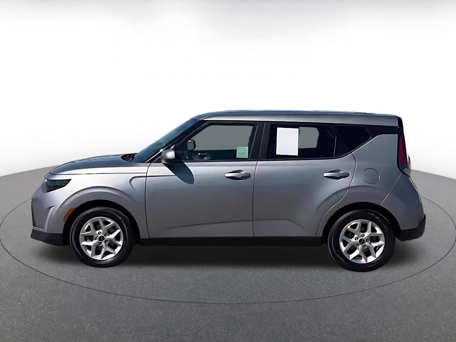 Used 2025 Kia Soul LX w/ LX Technology Package FWD image 9